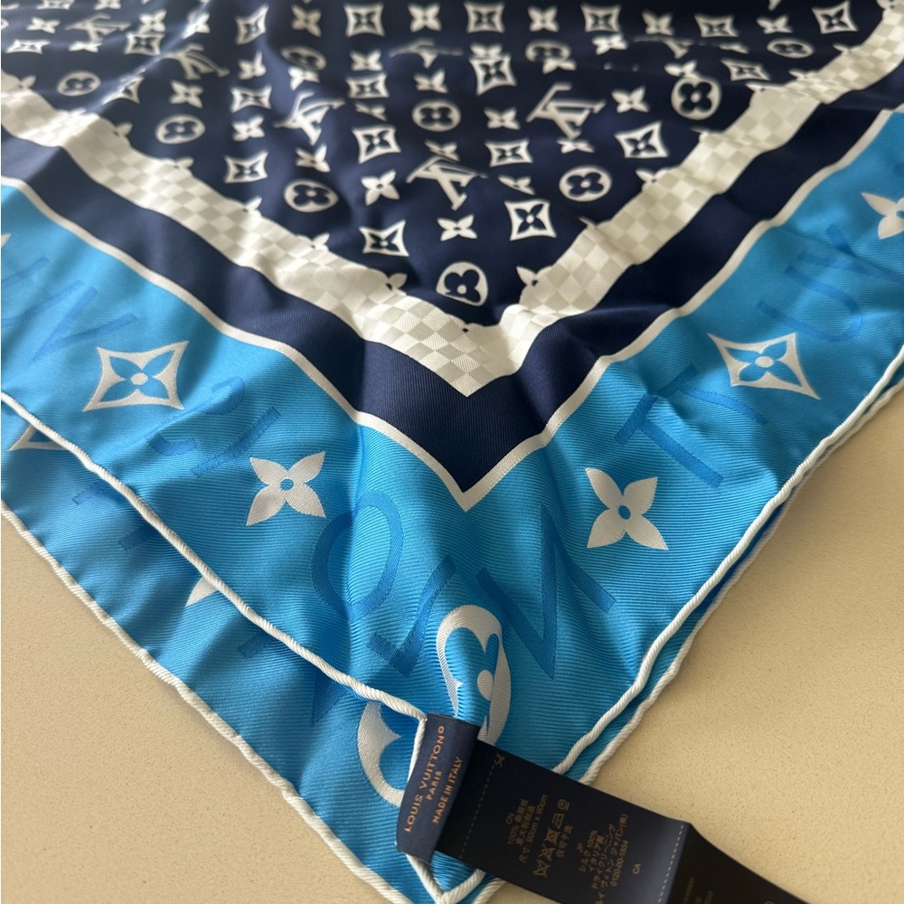 Louis Vuitton Blue Square 90 scarf/bandeau
